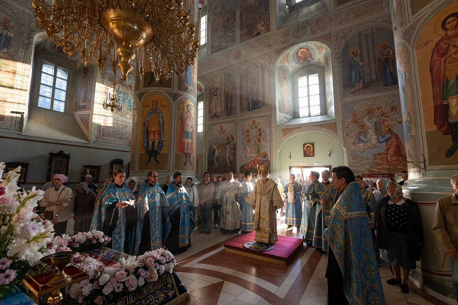 Архиерейское богослужение с чином погребения плащаницы Пресвятой Богородицы в Успенском кафедральном соборе города Коломны
