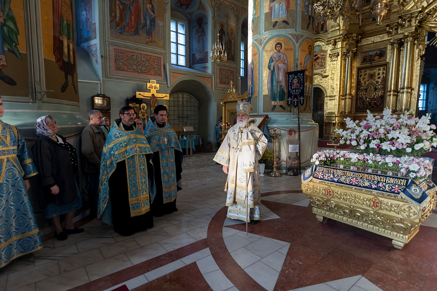 Архиерейское богослужение с чином погребения плащаницы Пресвятой Богородицы в Успенском кафедральном соборе города Коломны