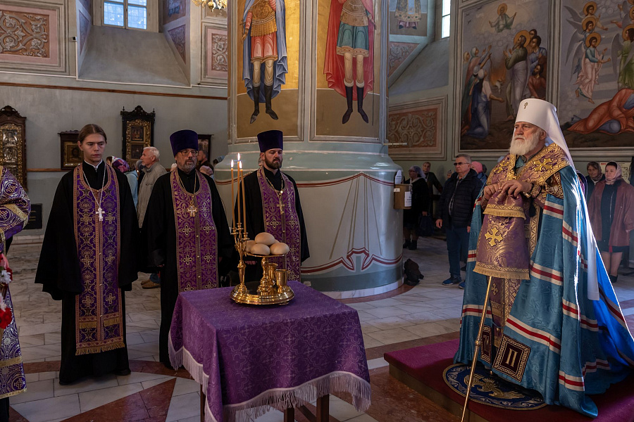 Всенощное бдение с чином воздвижения Креста Господня в Успенском кафедральном соборе города Коломны