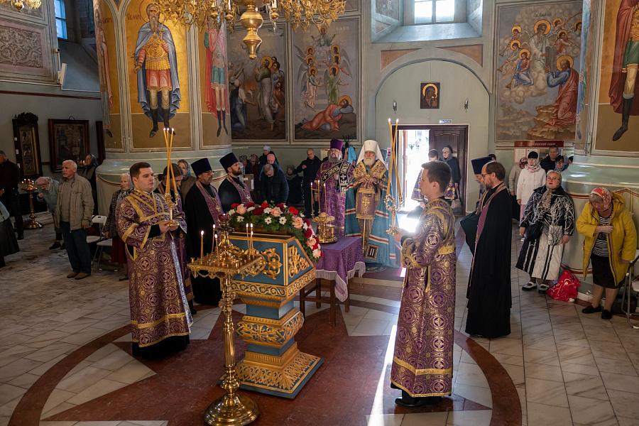 Всенощное бдение с чином воздвижения Креста Господня в Успенском кафедральном соборе города Коломны