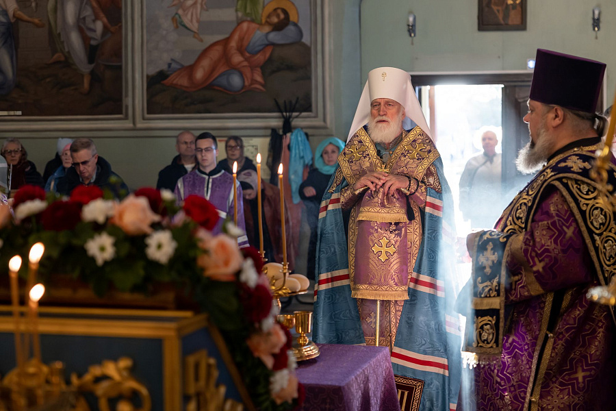 Всенощное бдение с чином воздвижения Креста Господня в Успенском кафедральном соборе города Коломны