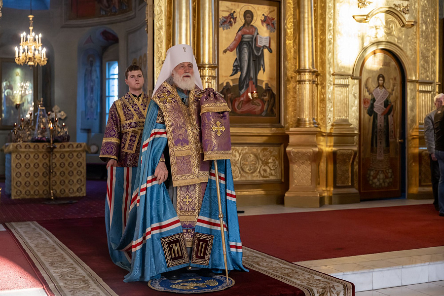 Всенощное бдение с чином воздвижения Креста Господня в Успенском кафедральном соборе города Коломны