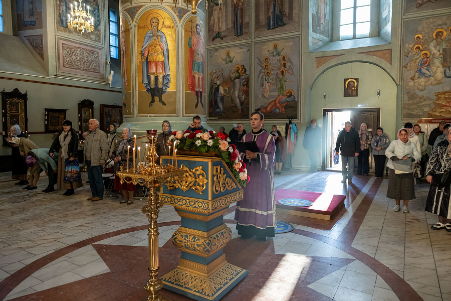 Всенощное бдение с чином воздвижения Креста Господня в Успенском кафедральном соборе города Коломны