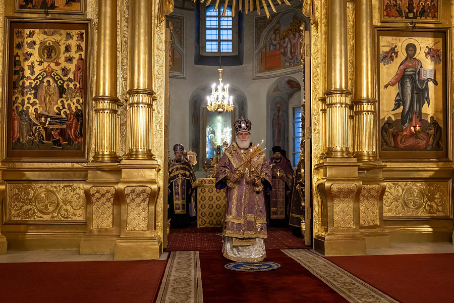 Всенощное бдение с чином воздвижения Креста Господня в Успенском кафедральном соборе города Коломны