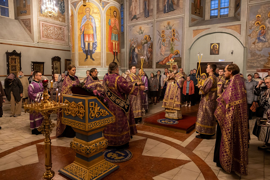 Всенощное бдение с чином воздвижения Креста Господня в Успенском кафедральном соборе города Коломны