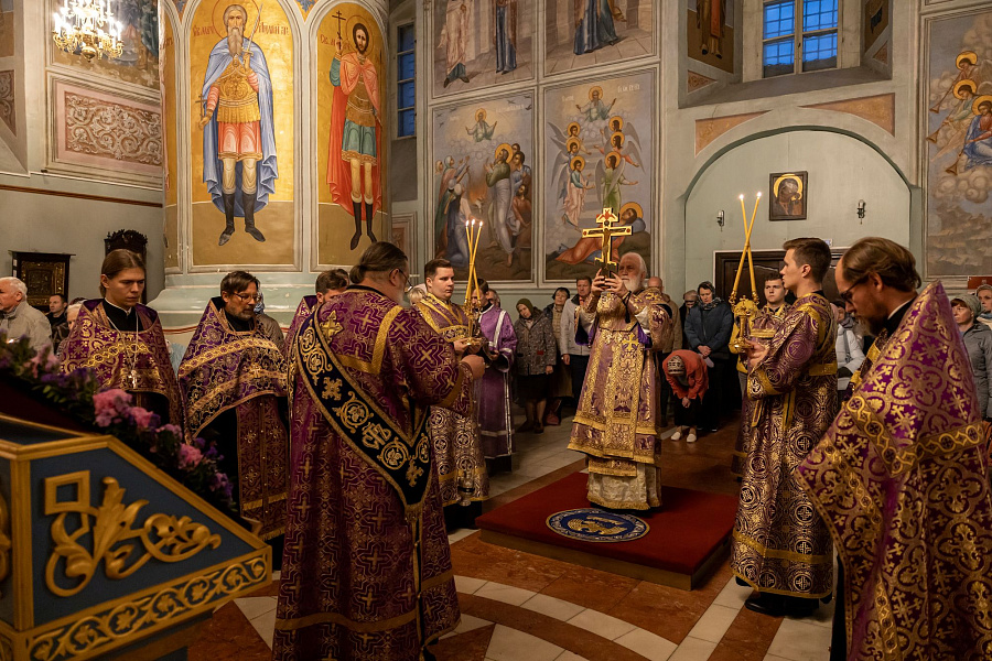 Всенощное бдение с чином воздвижения Креста Господня в Успенском кафедральном соборе города Коломны