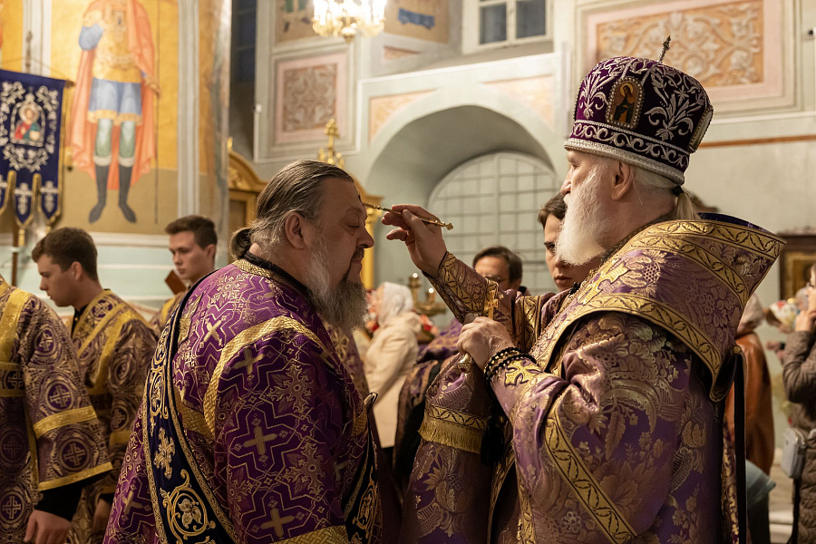 Всенощное бдение с чином воздвижения Креста Господня в Успенском кафедральном соборе города Коломны
