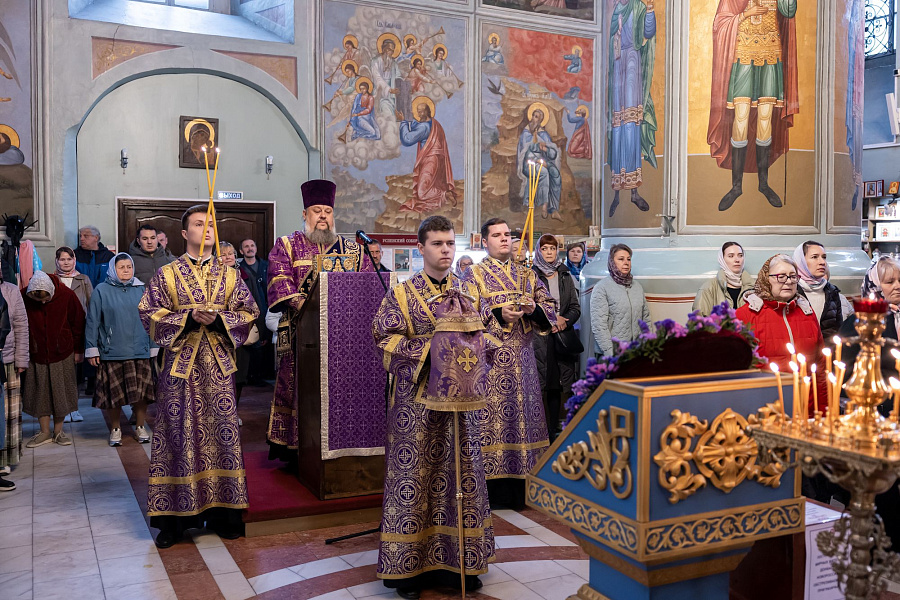 Божественная литургия в Успенском кафедральном соборе города Коломны