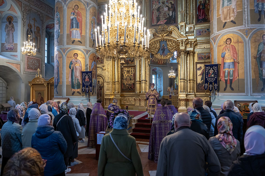 Божественная литургия в Успенском кафедральном соборе города Коломны