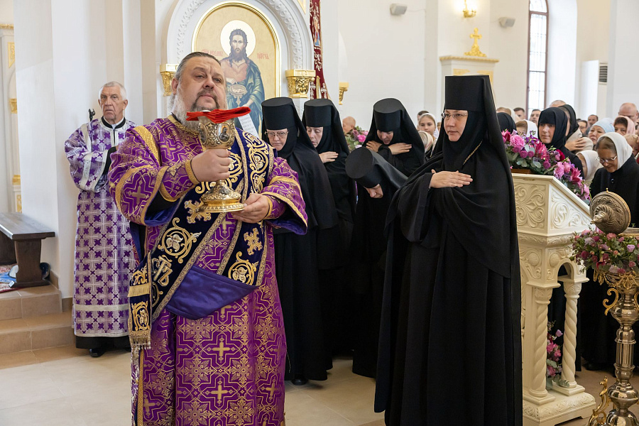 Архиерейское богослужение в Никитском женском монастыре города Каширы