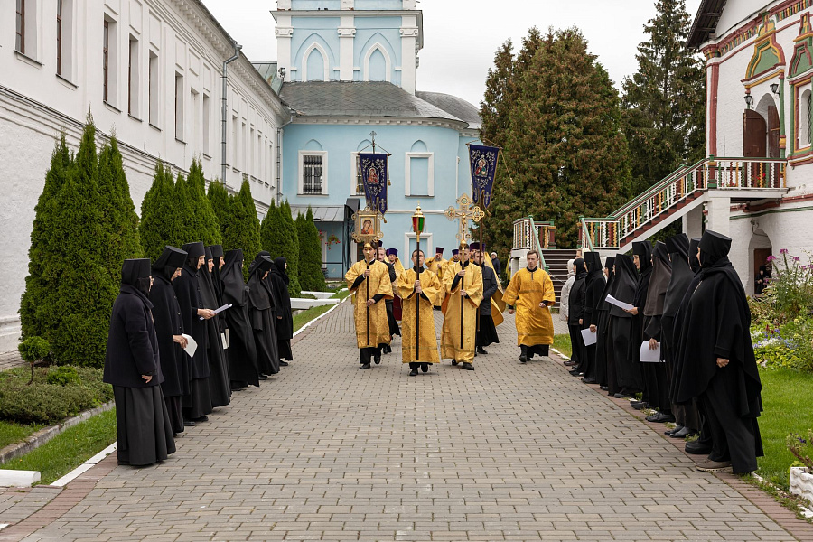 Принесение ковчега с частицей мощей святителя Тихона, патриарха Московского, в пределы Коломенской епархии