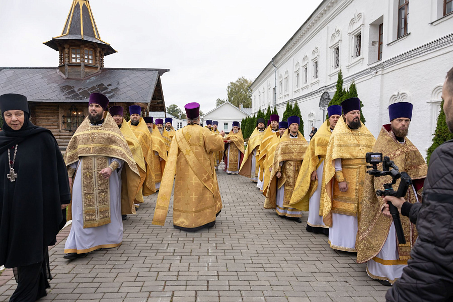 Принесение ковчега с частицей мощей святителя Тихона, патриарха Московского, в пределы Коломенской епархии