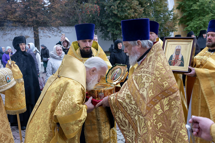 Принесение ковчега с частицей мощей святителя Тихона, патриарха Московского, в пределы Коломенской епархии