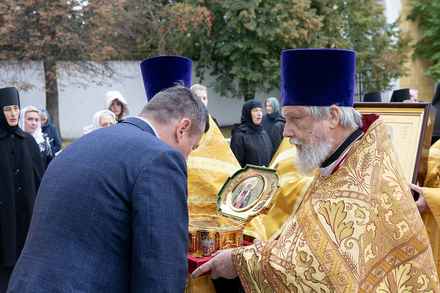 Принесение ковчега с частицей мощей святителя Тихона, патриарха Московского, в пределы Коломенской епархии
