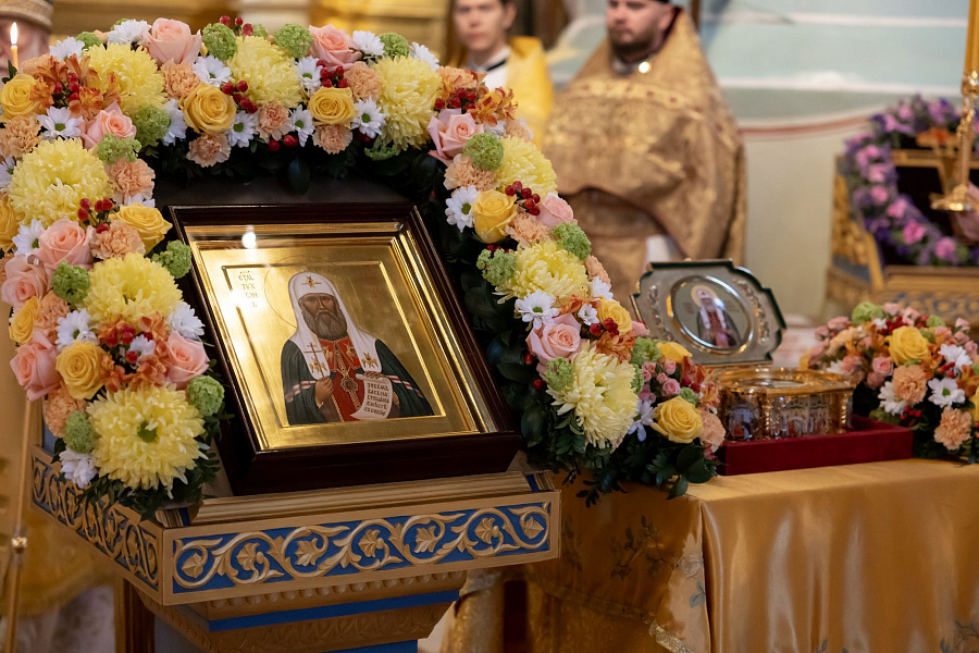 Принесение ковчега с частицей мощей святителя Тихона, патриарха Московского, в пределы Коломенской епархии
