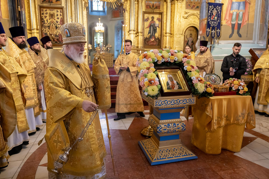 Принесение ковчега с частицей мощей святителя Тихона, патриарха Московского, в пределы Коломенской епархии