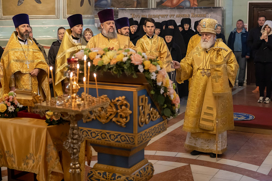 Принесение ковчега с частицей мощей святителя Тихона, патриарха Московского, в пределы Коломенской епархии