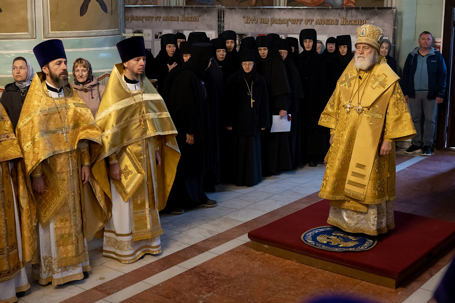 Принесение ковчега с частицей мощей святителя Тихона, патриарха Московского, в пределы Коломенской епархии