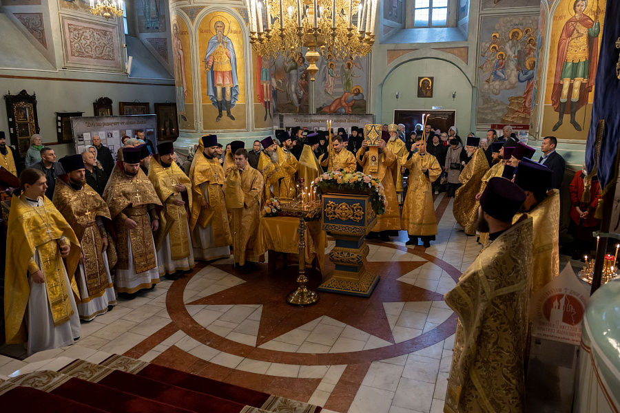 Принесение ковчега с частицей мощей святителя Тихона, патриарха Московского, в пределы Коломенской епархии