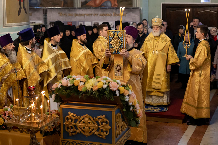 Принесение ковчега с частицей мощей святителя Тихона, патриарха Московского, в пределы Коломенской епархии