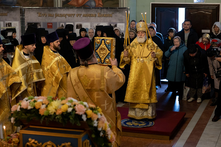 Принесение ковчега с частицей мощей святителя Тихона, патриарха Московского, в пределы Коломенской епархии