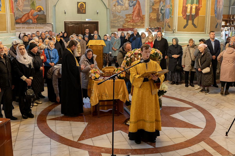 Принесение ковчега с частицей мощей святителя Тихона, патриарха Московского, в пределы Коломенской епархии