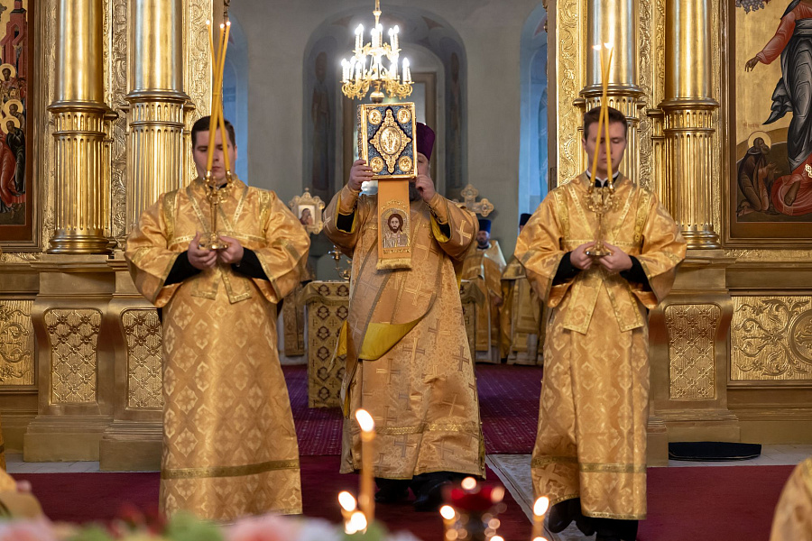 Принесение ковчега с частицей мощей святителя Тихона, патриарха Московского, в пределы Коломенской епархии