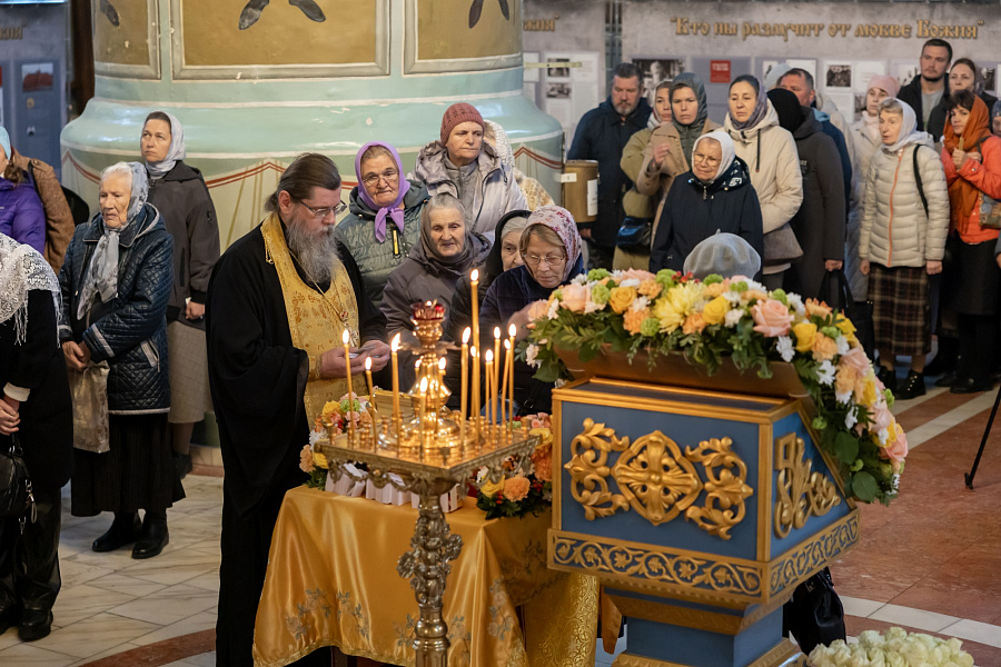Принесение ковчега с частицей мощей святителя Тихона, патриарха Московского, в пределы Коломенской епархии