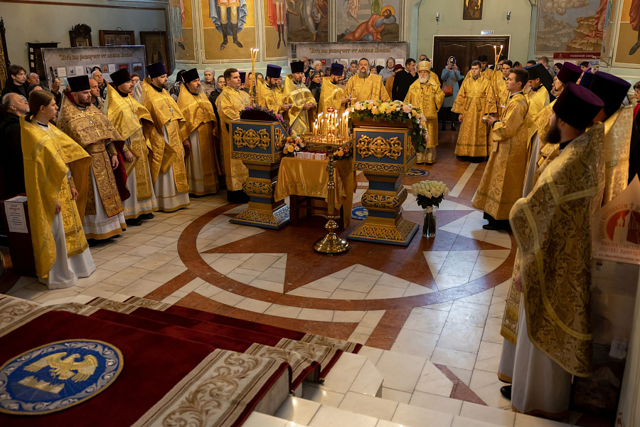 Принесение ковчега с частицей мощей святителя Тихона, патриарха Московского, в пределы Коломенской епархии
