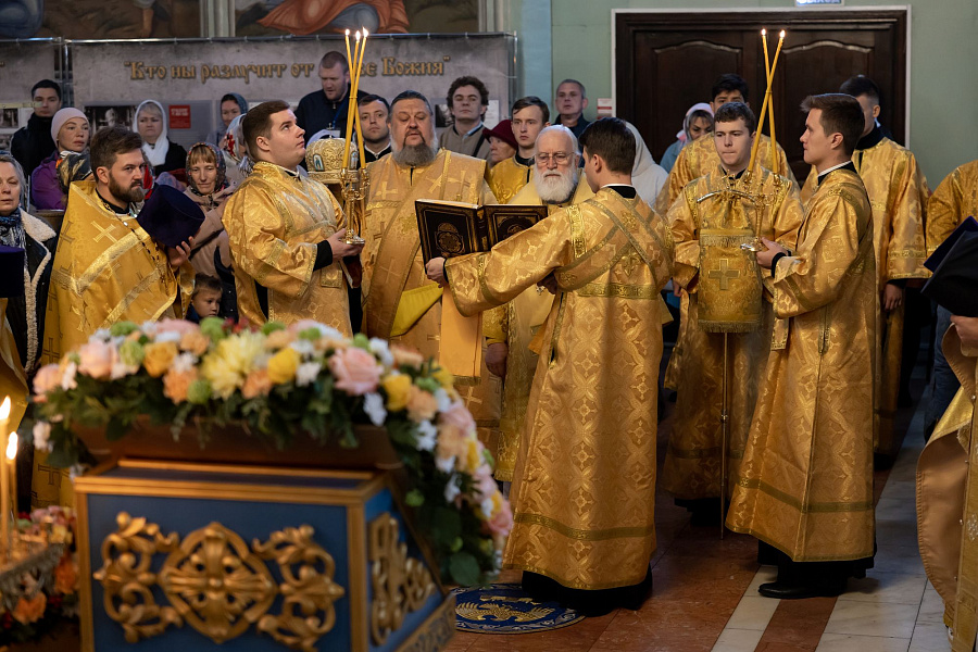 Принесение ковчега с частицей мощей святителя Тихона, патриарха Московского, в пределы Коломенской епархии