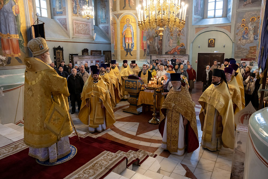 Принесение ковчега с частицей мощей святителя Тихона, патриарха Московского, в пределы Коломенской епархии