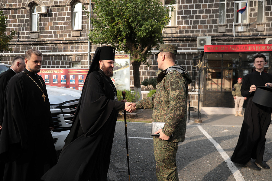 Архиерейское богослужение в праздник Воздвижения Честного и Животворящего Креста Господня в храме святой мученицы царицы Александры на 102-й российской военной базе города Гюмри