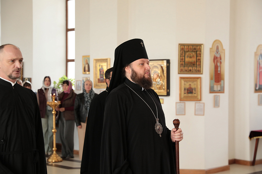 Архиерейское богослужение в праздник Воздвижения Честного и Животворящего Креста Господня в храме святой мученицы царицы Александры на 102-й российской военной базе города Гюмри