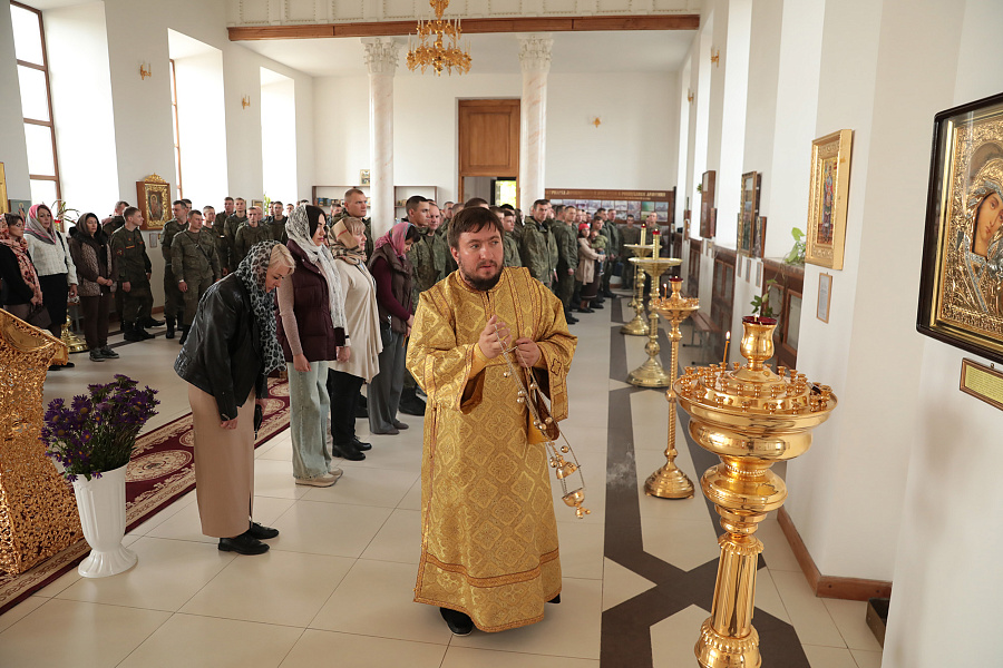 Архиерейское богослужение в праздник Воздвижения Честного и Животворящего Креста Господня в храме святой мученицы царицы Александры на 102-й российской военной базе города Гюмри