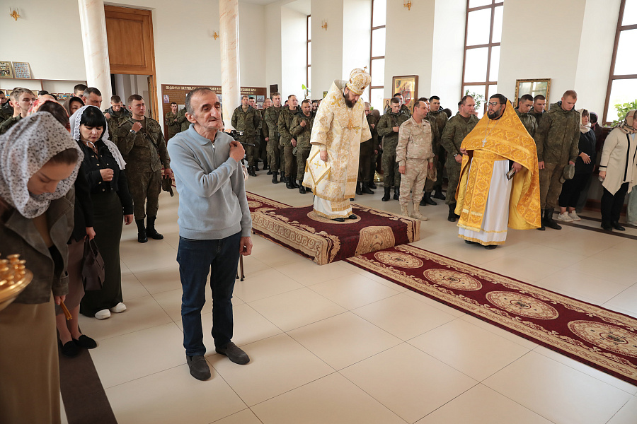 Архиерейское богослужение в праздник Воздвижения Честного и Животворящего Креста Господня в храме святой мученицы царицы Александры на 102-й российской военной базе города Гюмри