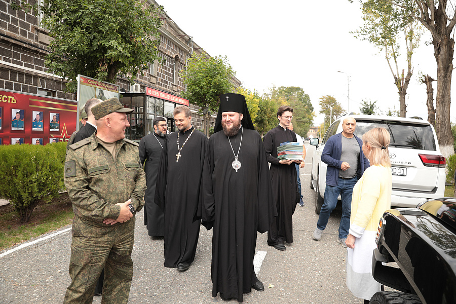 Архиерейское богослужение в праздник Воздвижения Честного и Животворящего Креста Господня в храме святой мученицы царицы Александры на 102-й российской военной базе города Гюмри