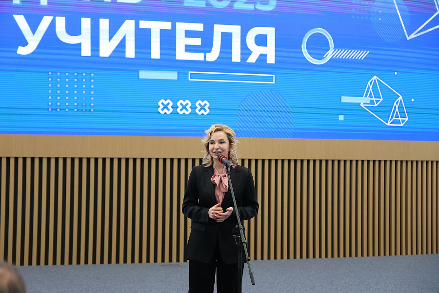 Митрополит Крутицкий и Коломенский Павел посетил областной праздник «Международный день учителя» в городе Красногорске