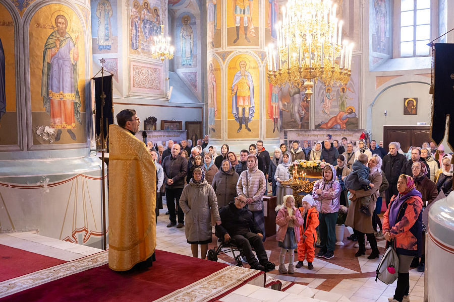 Божественная литургия в Успенском кафедральном соборе города Коломны