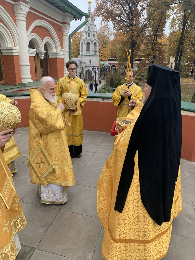 Божественная литургия в Большом соборе Донского ставропигиального мужского монастыря города Москвы