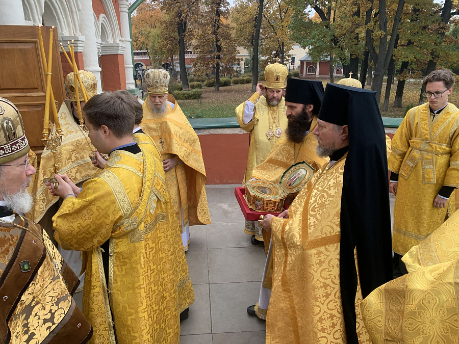 Божественная литургия в Большом соборе Донского ставропигиального мужского монастыря города Москвы