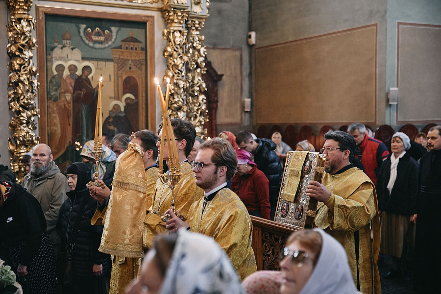 Божественная литургия в Большом соборе Донского ставропигиального мужского монастыря города Москвы