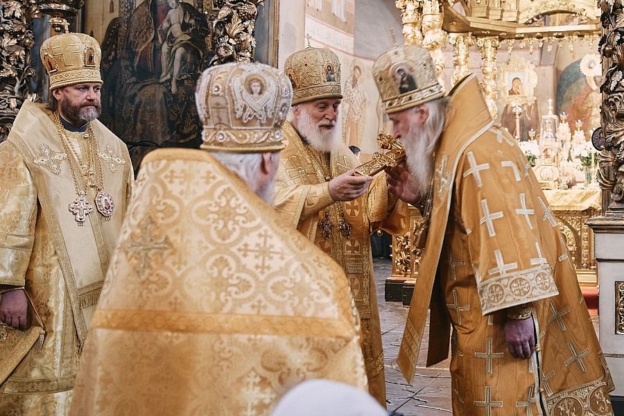 Божественная литургия в Большом соборе Донского ставропигиального мужского монастыря города Москвы
