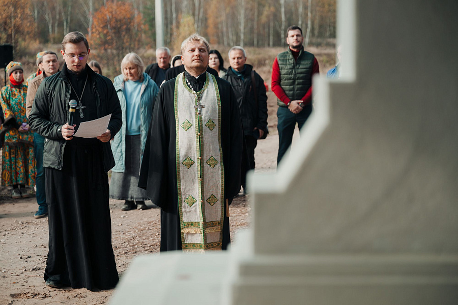 Освящение поклонного креста в деревне Кармолино