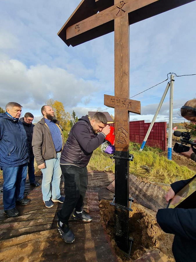 Воздвижение поклонного креста у строящегося храма иконы Божией Матери «Умиление» в деревне Ванькино