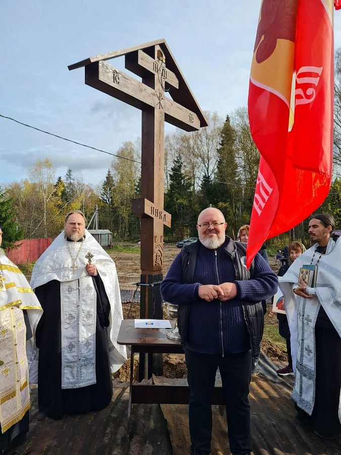 Воздвижение поклонного креста у строящегося храма иконы Божией Матери «Умиление» в деревне Ванькино