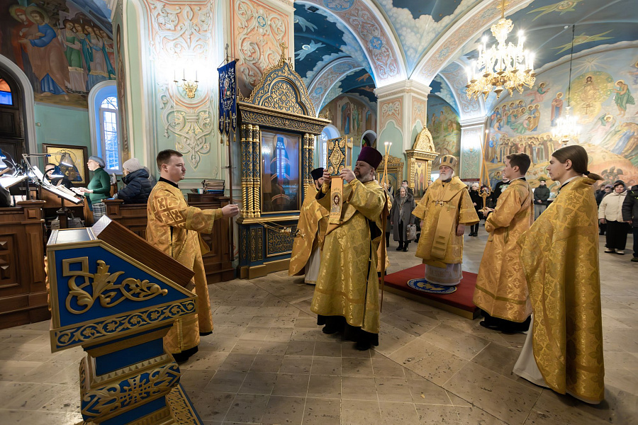 Божественная литургия в Тихвинском храме Успенского кафедрального собора города Коломны