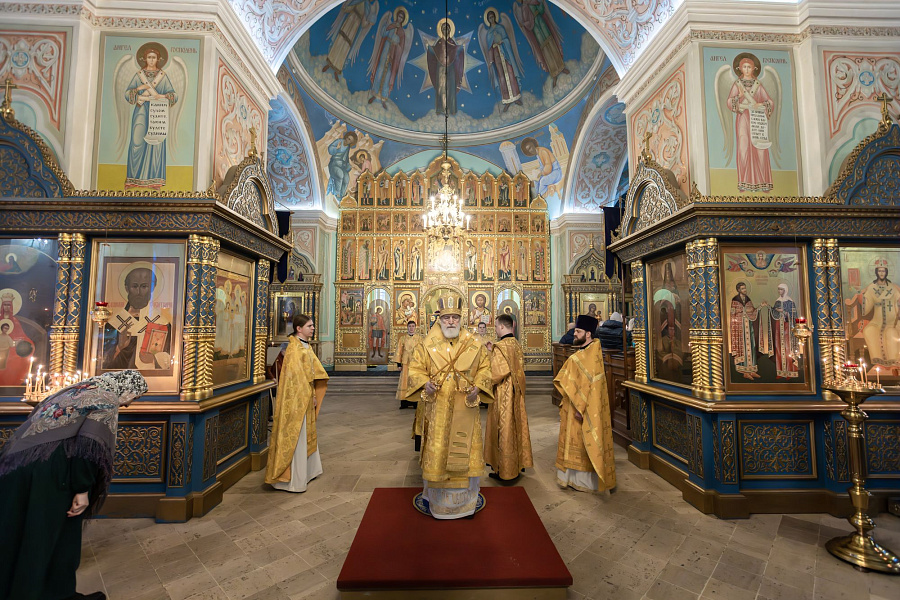 Божественная литургия в Тихвинском храме Успенского кафедрального собора города Коломны