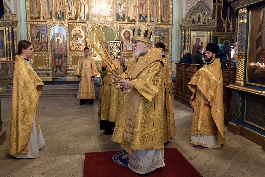 Божественная литургия в Тихвинском храме Успенского кафедрального собора города Коломны