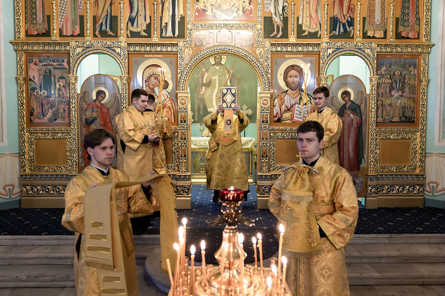 Божественная литургия в Тихвинском храме Успенского кафедрального собора города Коломны