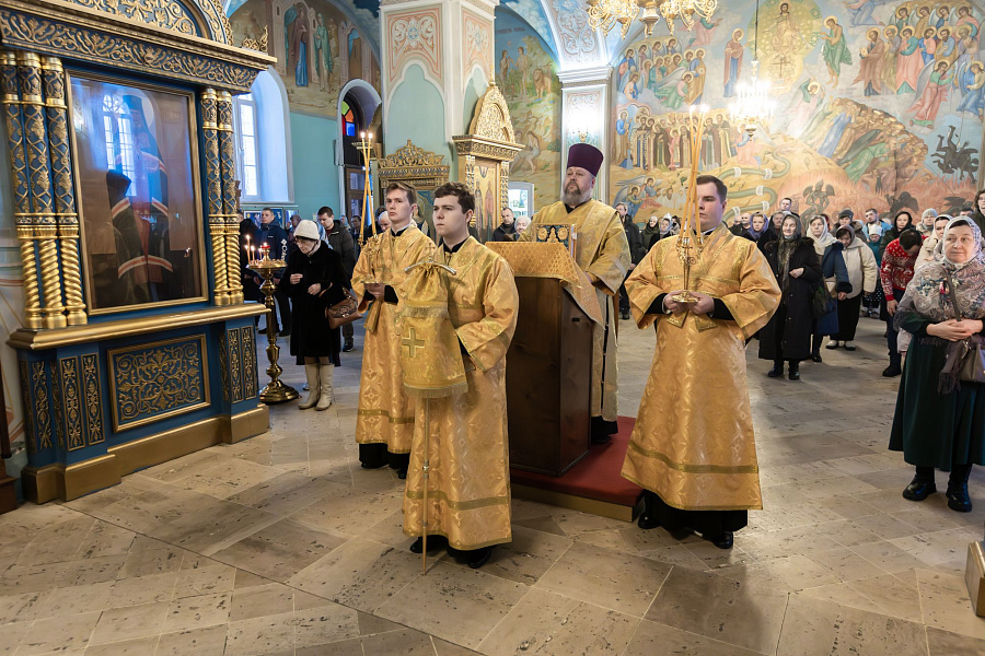 Божественная литургия в Тихвинском храме Успенского кафедрального собора города Коломны